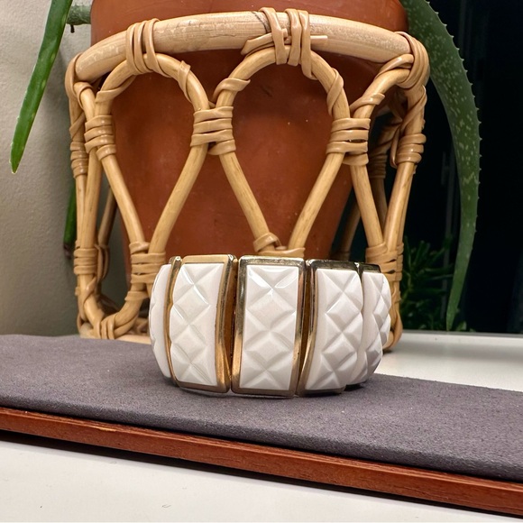 Vintage Mechanical Stretch Bracelet White Geometric Panels Gold Tone 60s Jewelry - Picture 2 of 6